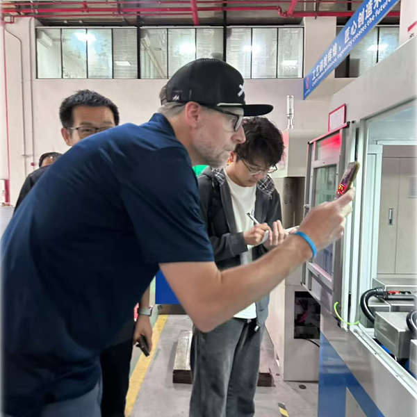 Un cliente americano visita Taichuang per l'ispezione in loco e l'accettazione della maschiatrice per dadi