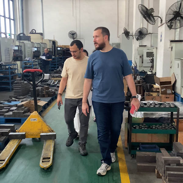 Un cliente turco visita la fabbrica di TAICHUANG per valutare le capacità di produzione della maschiatrice per dadi