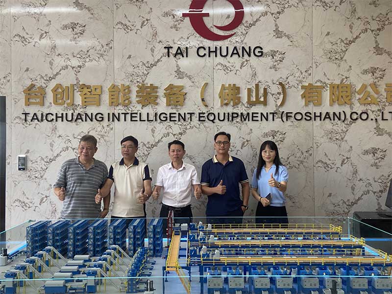 Un cliente del Vietnam visita TAICHUANG Intelligent per la cooperazione con la macchina per la maschiatura dei dadi