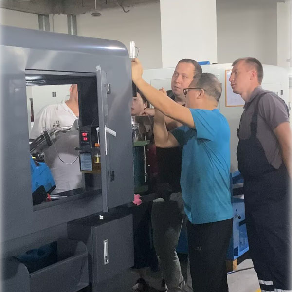 Il team dei clienti russi visita la fabbrica di TAICHUANG per l'accettazione della maschiatrice per dadi