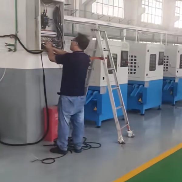Aggiornamenti del cliente Jiangsu alle maschiatrici per dadi